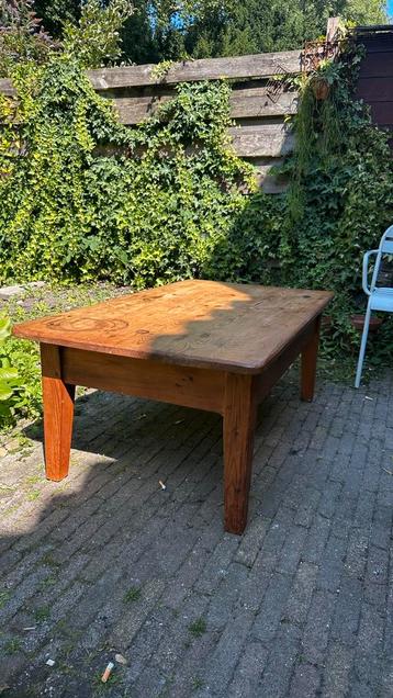 Massieve, landelijke grenen salontafel beschikbaar voor biedingen