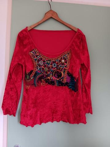 T-shirt, hippie uitstraling, met applicaties en spiegeltjes beschikbaar voor biedingen
