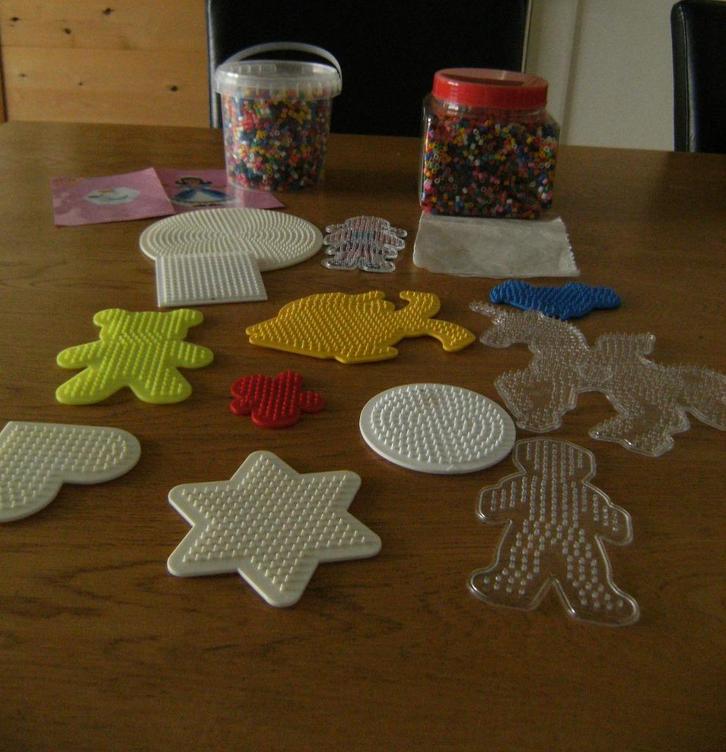 2 Potten strijkkralen + grondplaten + strijkpapier, Hobby en Vrije tijd, Kralen en Sieraden maken, Zo goed als nieuw, Kraal, Ophalen of Verzenden