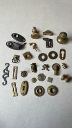 Antiek messing knoppen, rozetten, sierbeslag haakjes, grepen, Antiek en Kunst, Ophalen of Verzenden