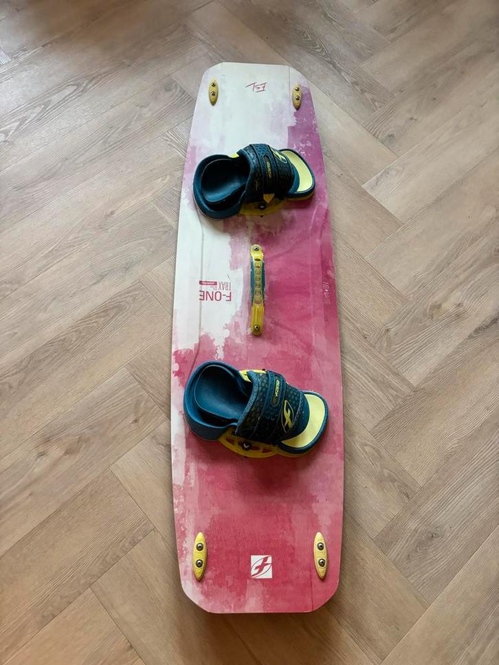 F-One Trax Kitesurf twintip kiteboard, Watersport en Boten, Kitesurfen, Gebruikt, Kiteboard, 4 m² of minder, Twintip, Ophalen