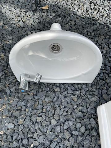 Wasbak met kraan beschikbaar voor biedingen
