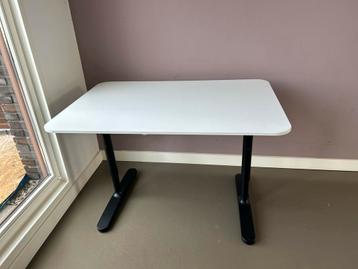 IKEA Bureau - Wit met Zwart Onderstel beschikbaar voor biedingen