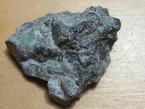 m. ruwe edelsteen SMARAGD (4), Verzamelen, Mineralen en Fossielen, Mineraal, Verzenden