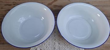 2 Grote wit emaille schalen met blauwe randjes beschikbaar voor biedingen