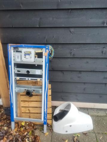 Urinoir met ophanging/spoelmechanisme