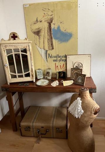 Antiek medicijnkastje, kraagje, paneel, paspop, sidetable beschikbaar voor biedingen