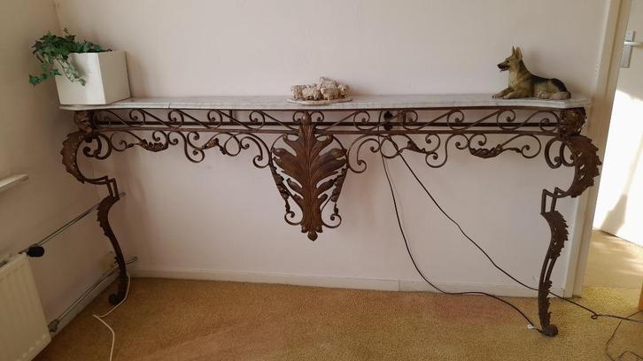 Sidetable / tafel met ijzeren ornamenten en marmeren blad, Huis en Inrichting, Tafels | Sidetables, Gebruikt, 25 tot 50 cm, 200 cm of meer