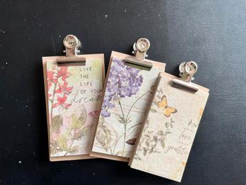 Klein klembordje met 20 velletjes papier bloemen en vlinders beschikbaar voor biedingen