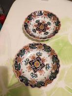 2 sierbordjes Makkumer aardewerk van JJ NN en JJ FH, Antiek en Kunst, Antiek | Keramiek en Aardewerk, Ophalen of Verzenden