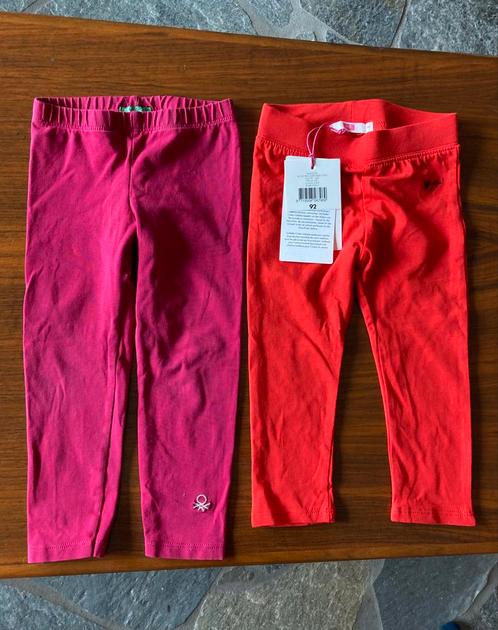 2 leggings:1 felroze Benetton en 1 tomatenrood We nieuw, Kinderen en Baby's, Babykleding | Maat 86, Nieuw, Meisje, Broekje, Ophalen of Verzenden