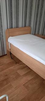 Bed met elektrische bodem en nachtkastje, 90 cm, Eenpersoons, Ophalen of Verzenden, Zo goed als nieuw