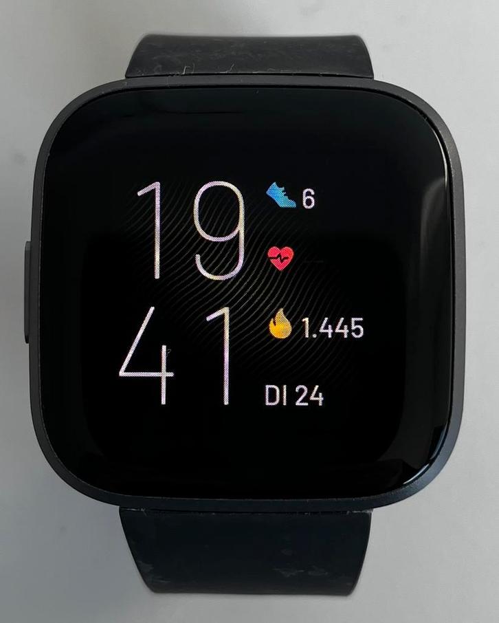 Fitbit versa 2 - Goed Onderhouden!, Sieraden, Tassen en Uiterlijk, Smartwatches, Gebruikt, Android, Zwart, Afstand, Waterdicht