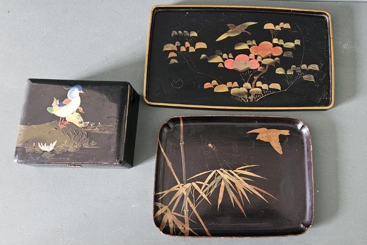 Twee dienbladen van Japanse lak met vogel en Juwelendoos, Antiek en Kunst, Curiosa en Brocante, Verzenden