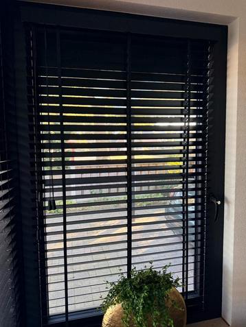 Zwarte houten jaloezie 118x180cm; 50mm met band beschikbaar voor biedingen