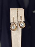 12 karaat gouden oorbellen met witte geslepen saffier, Ophalen of Verzenden, Zo goed als nieuw, Wit, Goud