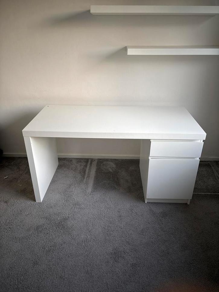 IKEA Malm bureau - lichte beschadiging, Huis en Inrichting, Bureaus, Gebruikt, Bureau, Ophalen