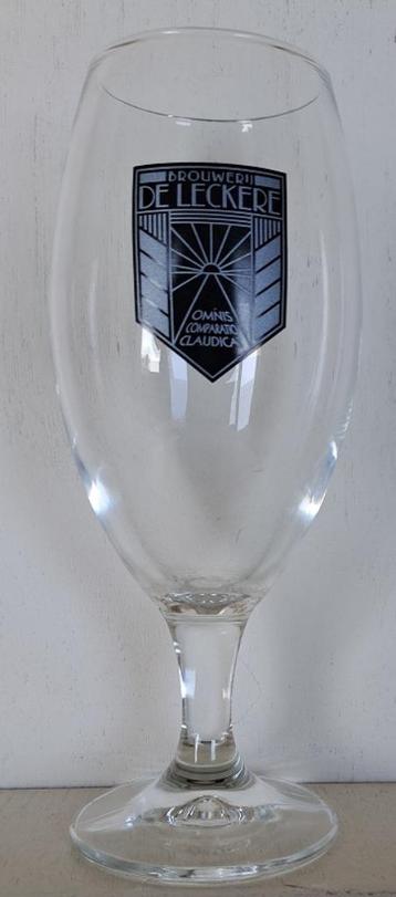 De Leckere Bierglas op voet beschikbaar voor biedingen