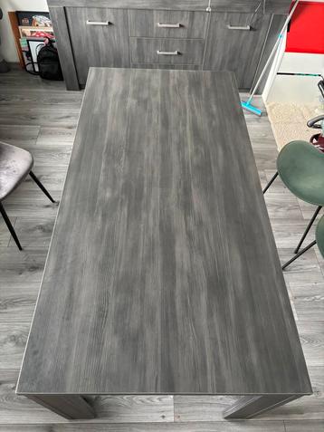 Eetkamer tafel beschikbaar voor biedingen