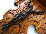 Houtgesneden console met bronzen corpus Jezus kruisbeeld, Antiek en Kunst, Ophalen of Verzenden
