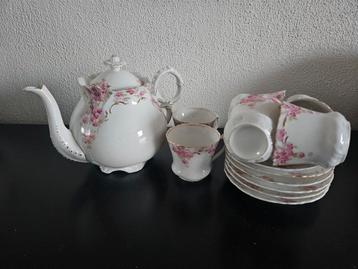 Vintage Theeservies met Bloemenmotief beschikbaar voor biedingen