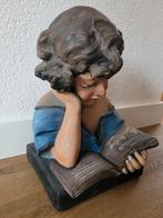 Vintage gipsen beeld van lezend kind H 30 cm., Ophalen of Verzenden