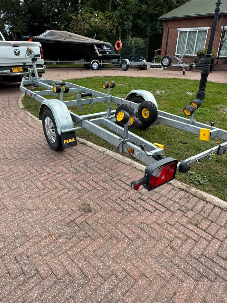Pega V-liner tot ruim 6 meter 750kilo as, Watersport en Boten, Boottrailers, Zo goed als nieuw, Sloepentrailer, Minder dan 6 meter