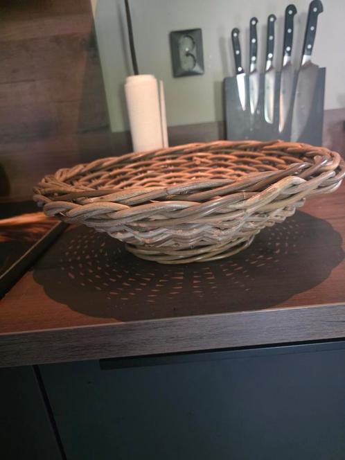 Ronde rotan/rieten schaal, Huis en Inrichting, Woonaccessoires | Schalen en Manden, Gebruikt, Schaal, Rond, Riet, Ophalen of Verzenden