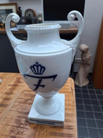 Grote Fürstenberg amfoorvaas met logo beschikbaar voor biedingen