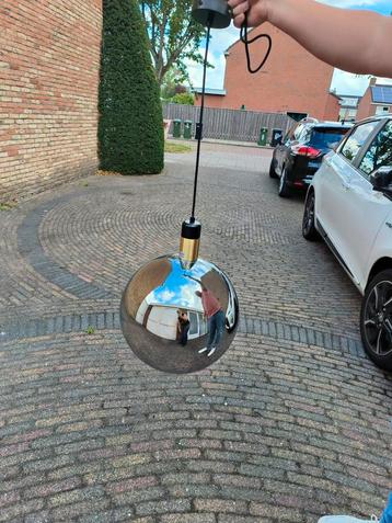 Moderne bolvormige hanglamp beschikbaar voor biedingen