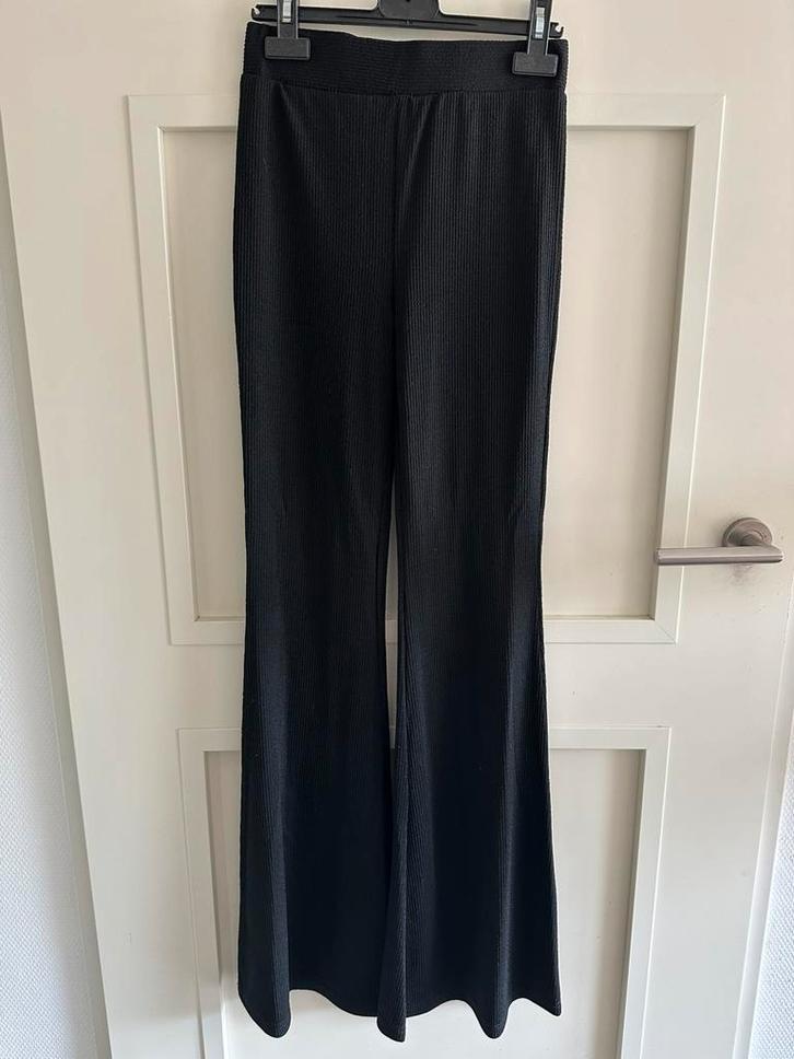 Flared broek zwart met zwarte glitter Guts & Gusto M, Kleding | Dames, Broeken en Pantalons, Zo goed als nieuw, Maat 38/40 (M)