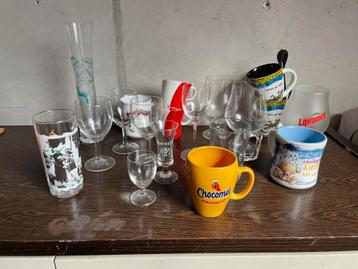 Veschillende drinkglazen beschikbaar voor biedingen