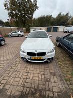 BMW 5-Serie  Wit De BMW 535i xDri­ve Se­dan 3.0, Auto's, Automaat, Euro 6, Wit, Leder