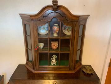 Antiek notenhouten vitrine kastje. beschikbaar voor biedingen