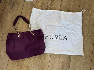 Furla schoudertas – paars leer met goudkleurige details beschikbaar voor biedingen