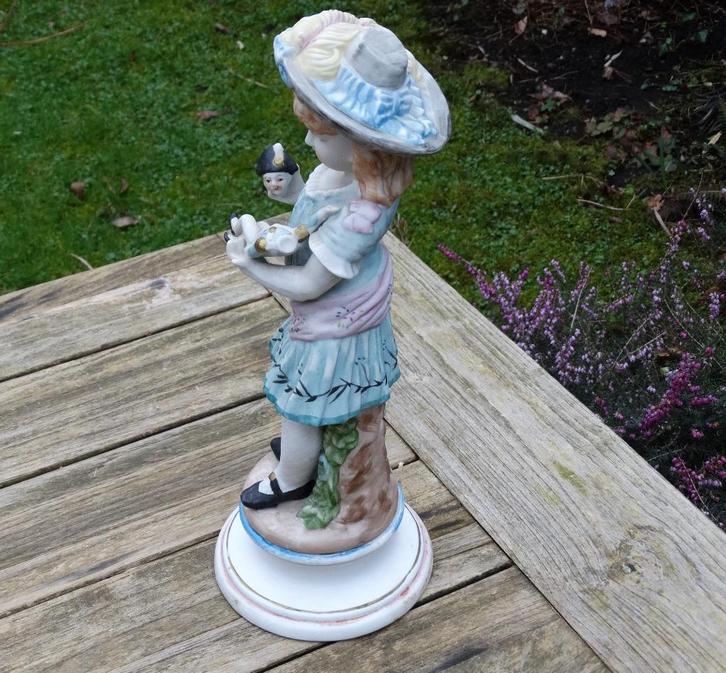 Groot beeld meisje met onthoofde soldaat militair, porselein, Verzamelen, Beelden en Beeldjes, Gebruikt, Mens, Ophalen