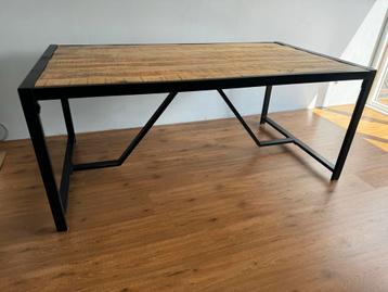 Houten Eettafel met Stalen Poten beschikbaar voor biedingen