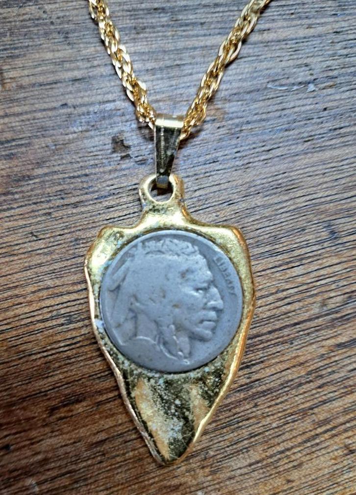Goudklomp met Indianen munt aan ketting let op is imitatie, Verzamelen, Beelden en Beeldjes, Ophalen