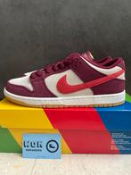 Nike SB Dunk Low Skate Like a Girl Red EU 42 - US 8,5, Ophalen of Verzenden, Nieuw, Overige kleuren