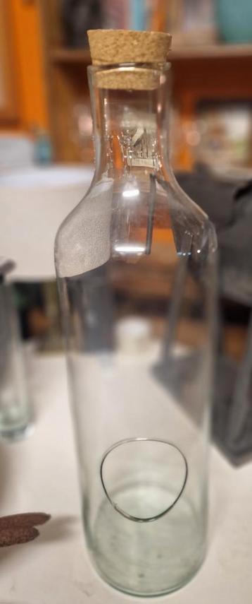 Glazen fles met gat beschikbaar voor biedingen