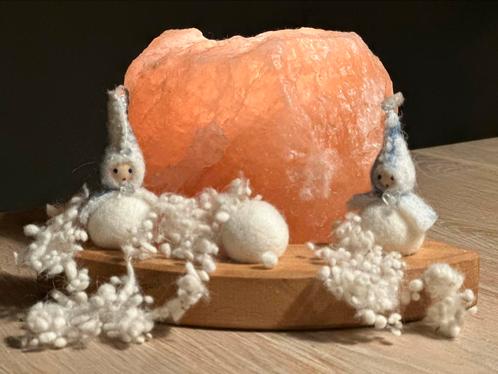 Sneeuwbalkindjes met bergkristal seizoentafel winter wol, Hobby en Vrije tijd, Vilt, Nieuw, Figuurtje(s), Wolvilt, Ophalen of Verzenden
