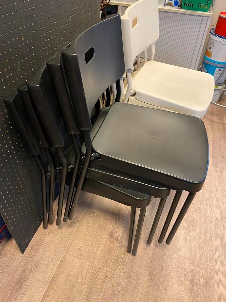10 IKEA eetkamerstoelen - wit & zwart, Huis en Inrichting, Stoelen, Gebruikt, Vijf, Zes of meer stoelen, Kunststof, Zwart, Ophalen