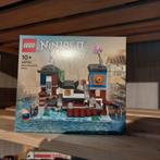 LEGO Ninjago 40704 Micro Ninjago Docks - Nieuw!, Kinderen en Baby's, Speelgoed | Duplo en Lego, Ophalen of Verzenden, Nieuw, Complete set