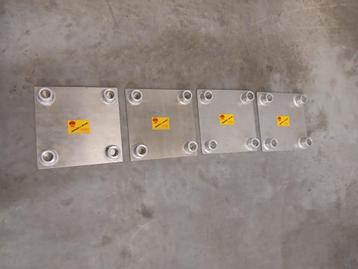 TE KOOP 4 BASEPLATES VAN HET MERK MICROTRUSS beschikbaar voor biedingen