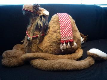 Twee knuffelkamelen ~ moeder en baby beschikbaar voor biedingen