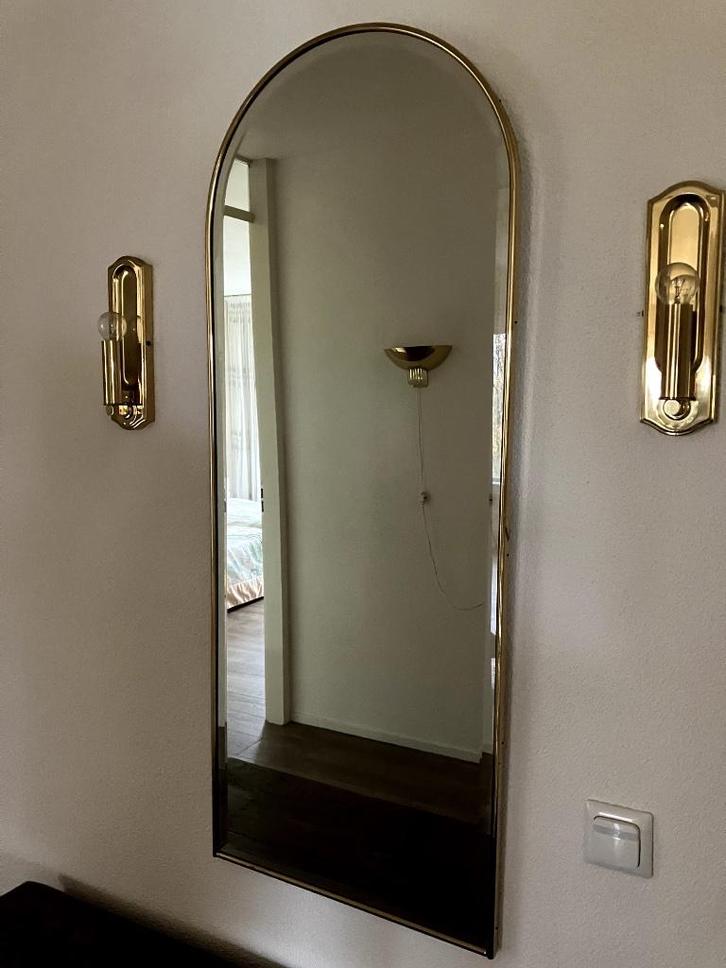 Vintage gouden spiegel met metalen frame + ronde bovenkant, Huis en Inrichting, Woonaccessoires | Spiegels, Gebruikt, Minder dan 50 cm