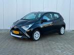Toyota Aygo 1.0 VVT-i X-PLAY CRUISE - LED - NAVI - CAMERA, Auto's, Voorwielaandrijving, Stof, 4 stoelen, Zwart