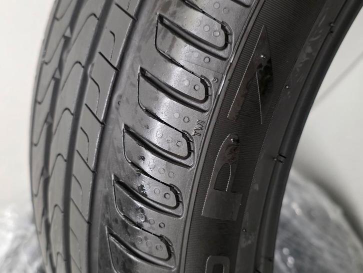 Bijna nieuwe Pirelli Cinturato P7 banden 225 x 45 x 18 91W, Auto-onderdelen, Banden en Velgen, Band(en), Zomerbanden, 18 inch