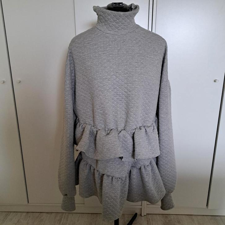 Exclusieve handgemaakte jurk met col - Maat S, Kleding | Dames, Jurken, Nieuw, Maat 36 (S), Grijs, Boven de knie, Ophalen of Verzenden