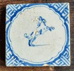 Antiek Delfts blauwe tegel spring. hond in accolade en Wanl, Antiek en Kunst, Ophalen of Verzenden